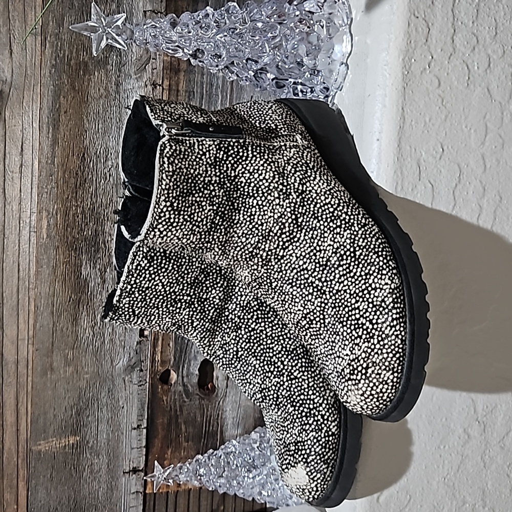 Offers welcome! UGG Womens sz 8 Shayla Exotic PRELOVED/Scuffed but cute& warm!